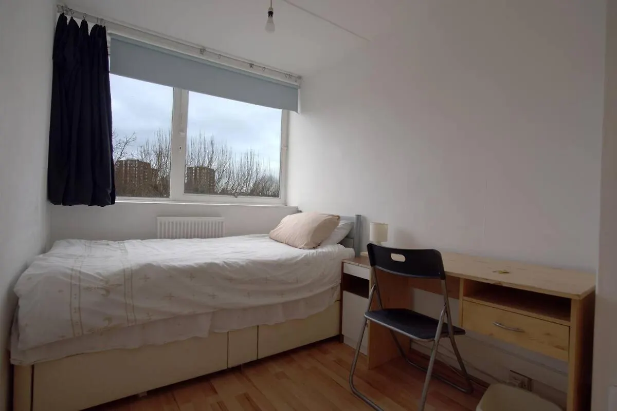 Double Room In Private Apartment London Bed & Breakfast