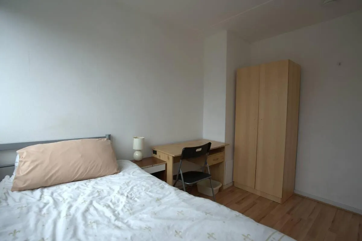 Double Room In Private Apartment London Bed & Breakfast